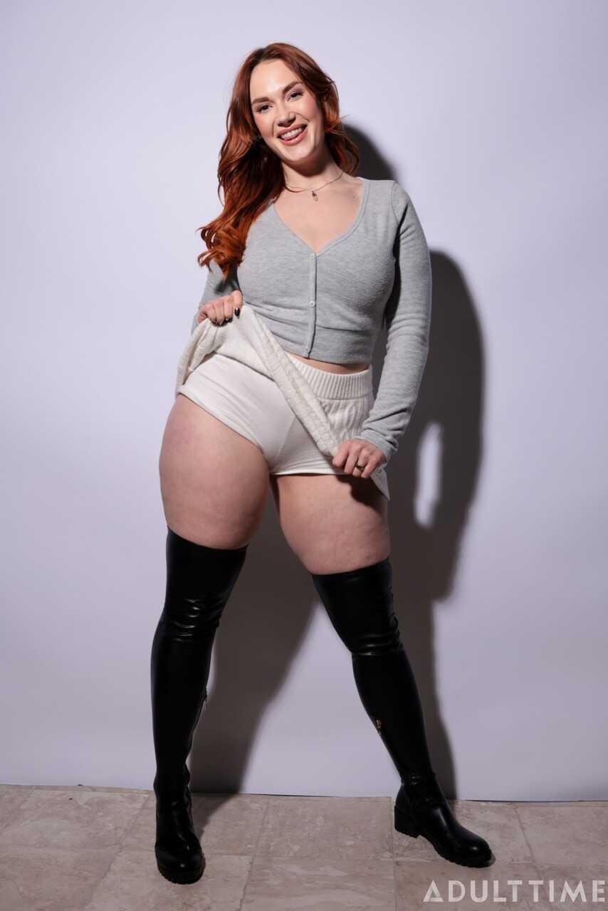Chubby Siri Dahl Unleashes her Monster Chocolate Curls and Juices on her Plump Pussy - Siri Dahl