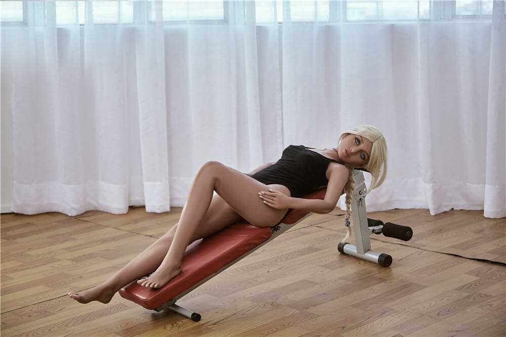 Sultry Latina Sex Doll Victoria Strips Down At The Gym And Poses Nude, Making Everyone's Jaws Drop! - 