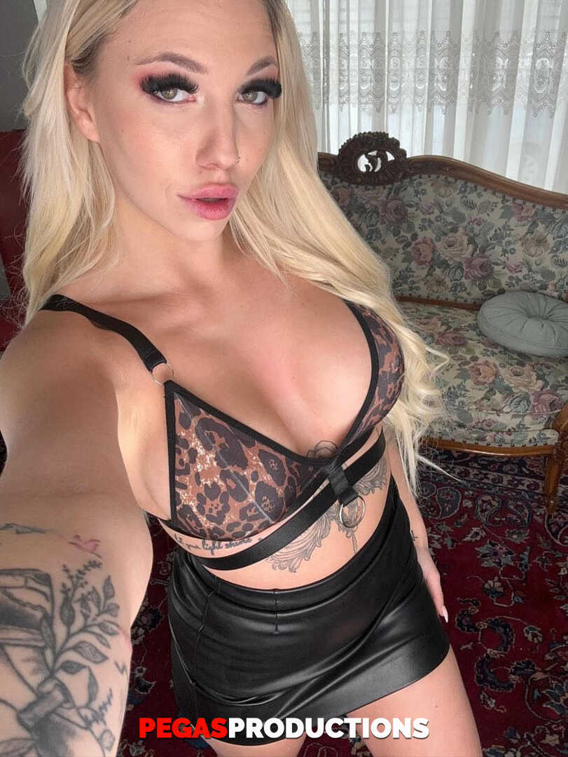 Selfie Queen Talya Blonde Takes Nude Selfies With Her Curvy Body And Sexy Ink 