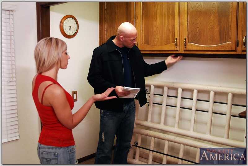 Blonde wife Jessica Lynn blows her man's mind with a face-filled finale after their wild and passionate sexcapade - C...