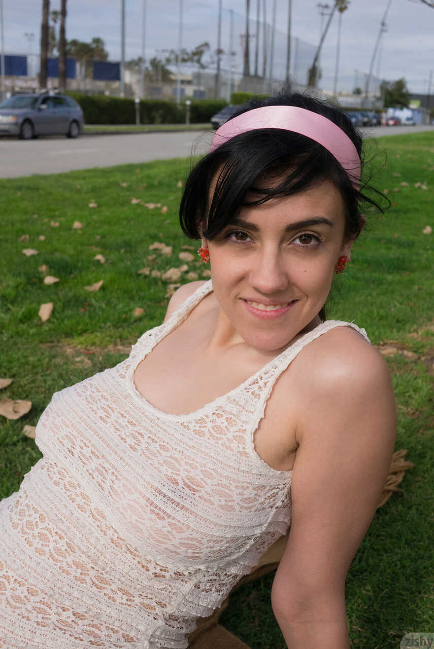 Teen girlfriend Aysha Thoen reveals her cute boobs and poses in the park