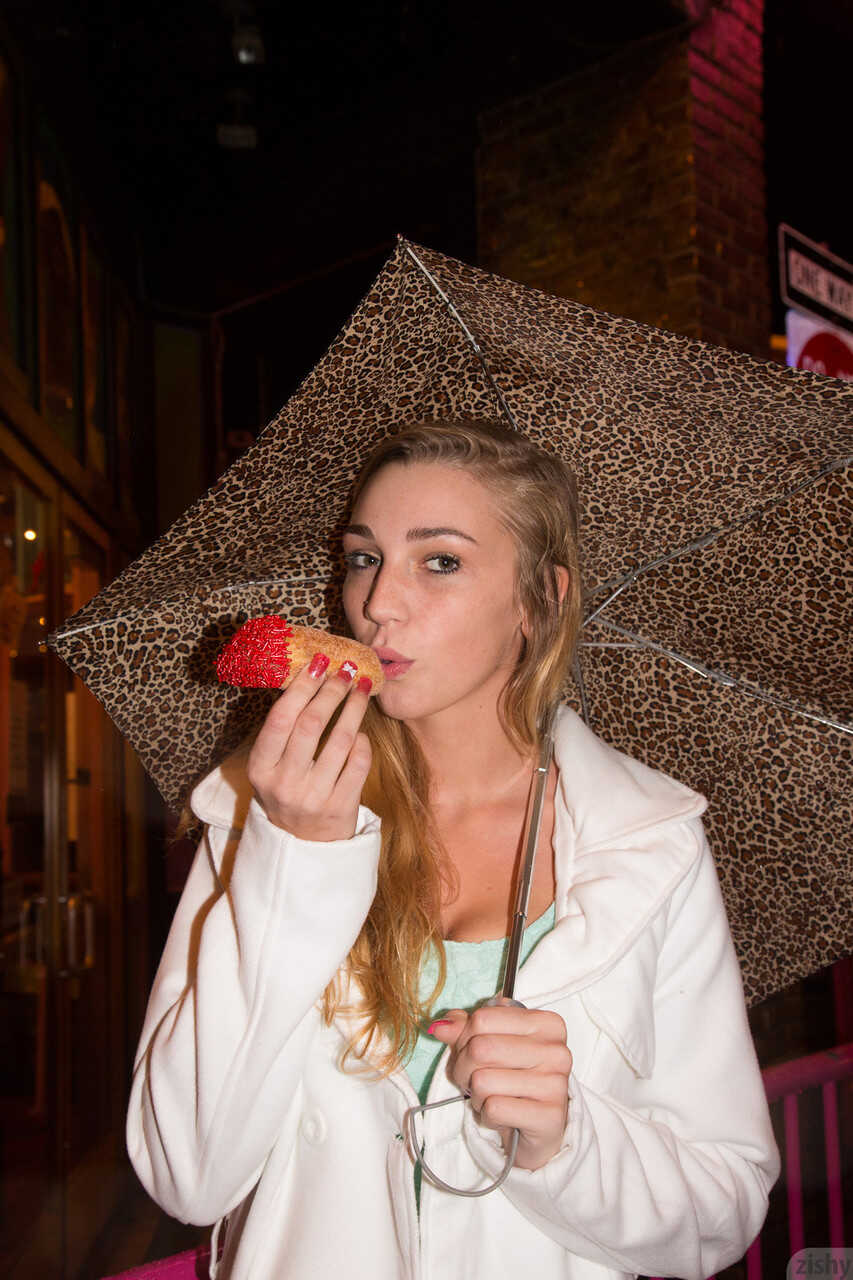 Blonde Bombshell Kendra Sunderland Exposes Her Natural Big Boobs in Public!