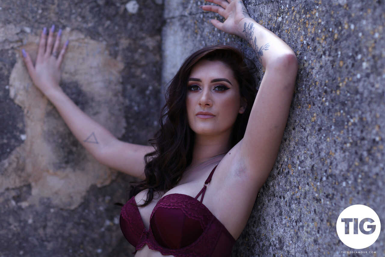 Beautiful brunette babe Bonnie Lee shows off her assets in the great outdoors - Bonnie Lee