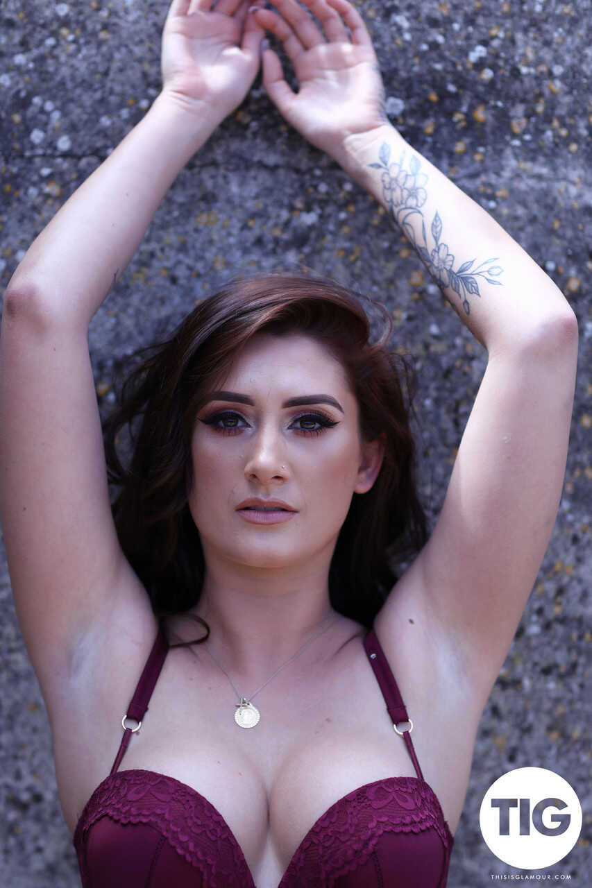Beautiful brunette babe Bonnie Lee shows off her assets in the great outdoors - Bonnie Lee