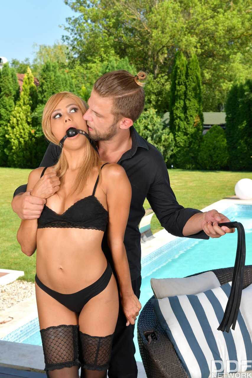 Veronica Leal's Dildo Machine Assfuck Blonde Beauty Gets Shafted in the Backdoor! - Veronica Leal