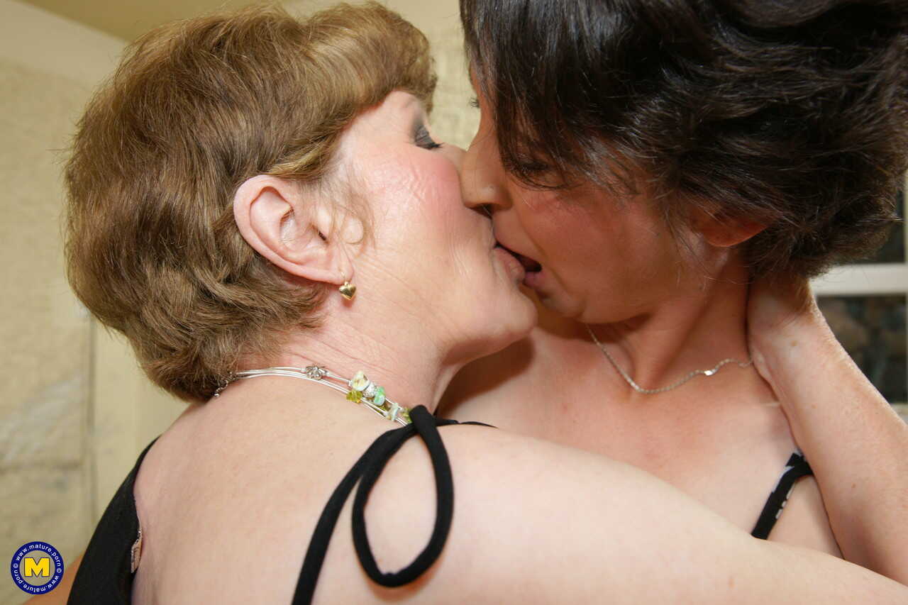 Baby Bump Bonanza! Preggo's Perfect Threesome with Leather-Loving Lesbian Grannies - Izolde, Kaisa, Maribel