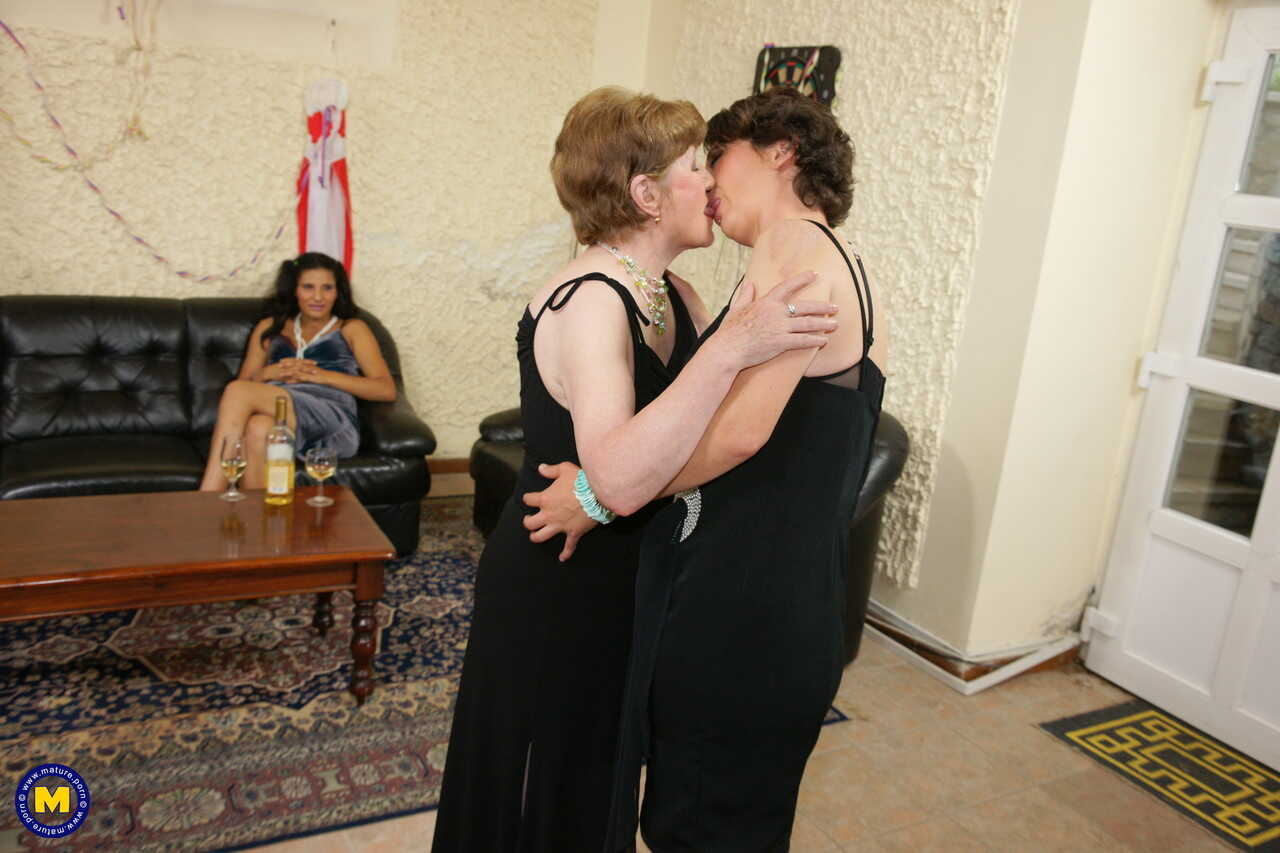 Baby Bump Bonanza! Preggo's Perfect Threesome with Leather-Loving Lesbian Grannies - Izolde, Kaisa, Maribel