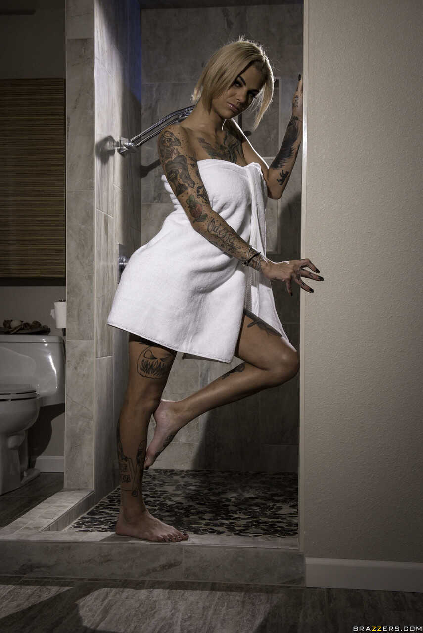 Tattooed Babe Bonnie Rotten's Tiny Feet Get Filled with Cum after Anal Fisting and Double Penetration - Bonnie Rotten...