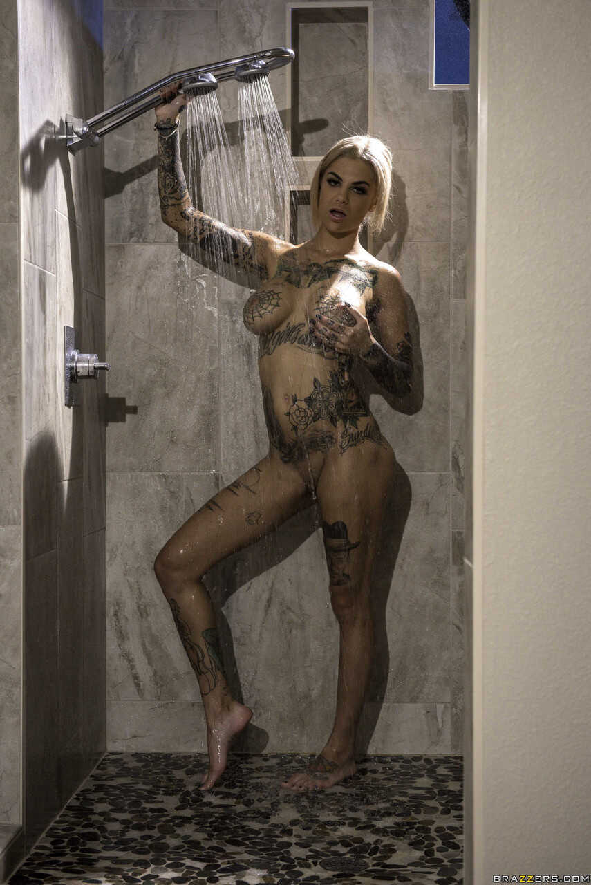 Tattooed Babe Bonnie Rotten's Tiny Feet Get Filled with Cum after Anal Fisting and Double Penetration - Bonnie Rotten...