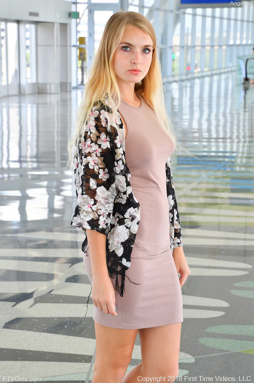 Hot amateur babe Hannah flashes her figure in a tight dress at the airport while wearing sexy sneakers. - Hannah Hawthorne