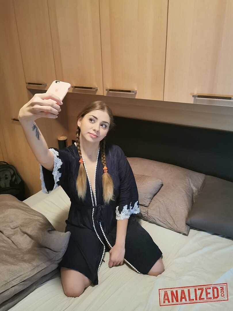 Natural Brunette Julia Red’s Selfie Pussy Adventure