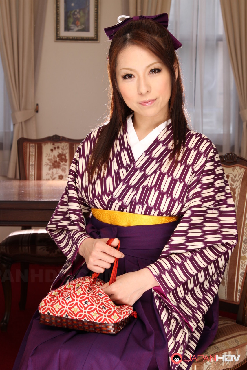 Himeki Kaede Japonesa Se Quita El Kimono Para Complacer Al Guardia