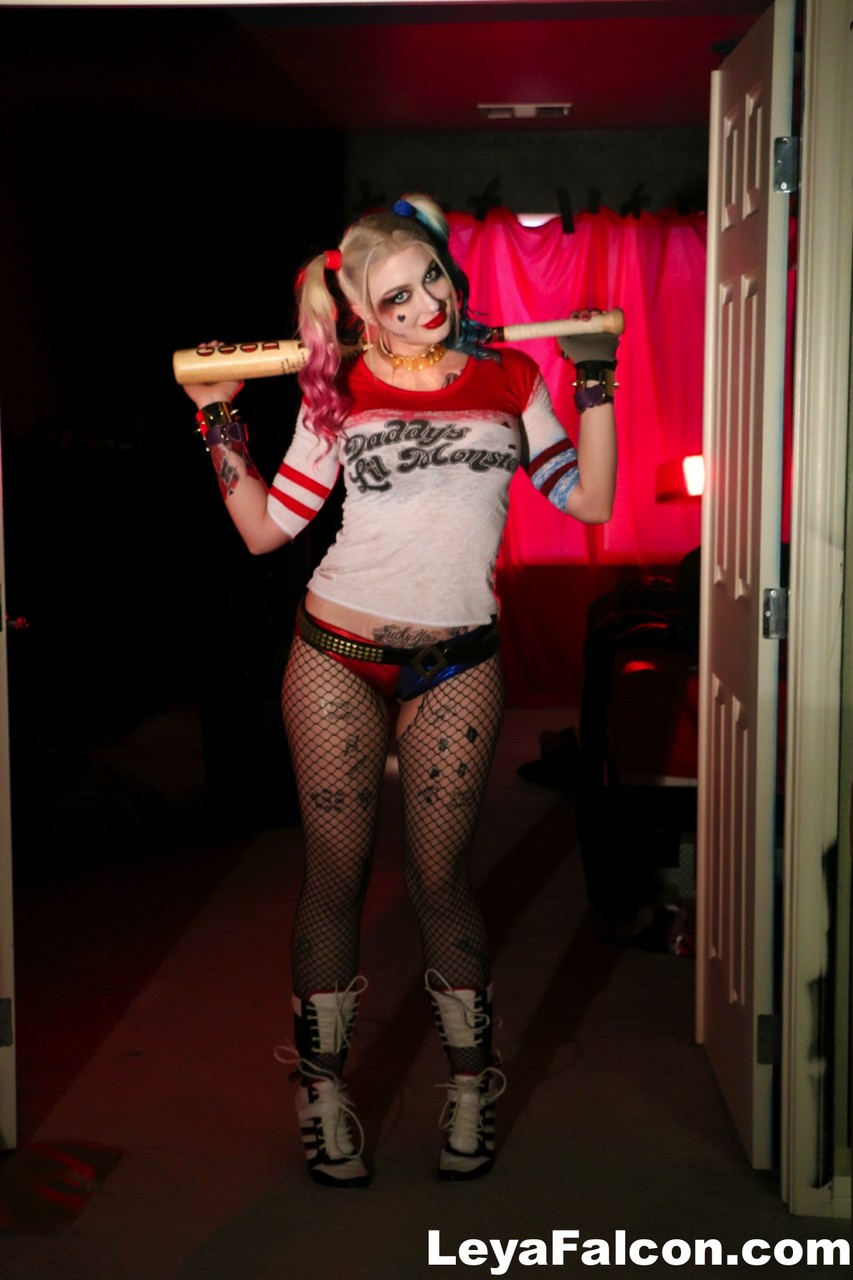 ウォーリー・クインは破れたメッシュ靴下でブラを披露する