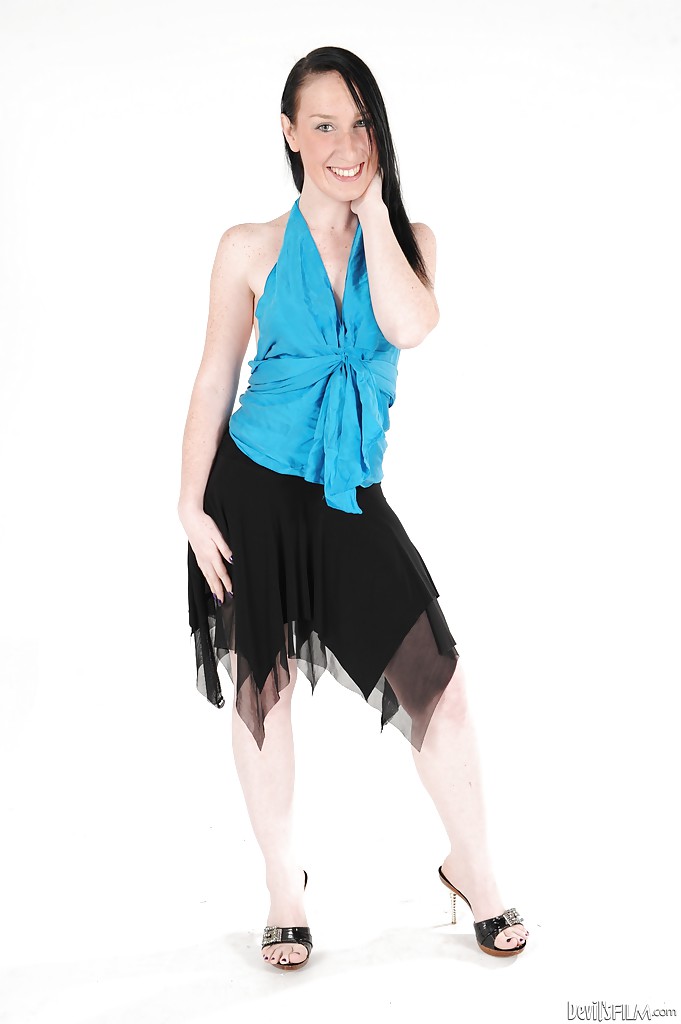 ヴァイオレット・スノー：黒髪の美女がカメラの前で彼女の愛らしい毛深い陰部をなでる