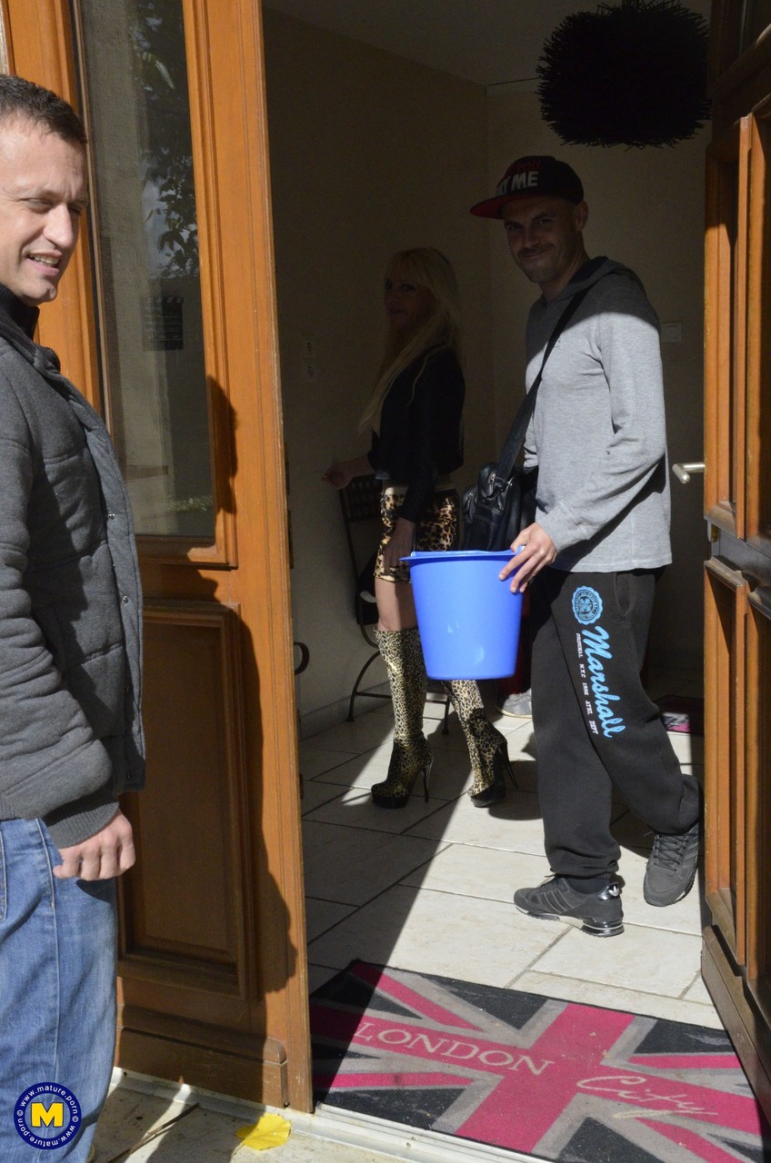 उत्साही सुनहरे बालों वाली 40 वर्षीय महिला एमेच्यूर त्रय में दोहरे प्रवेश का आनंद लेती है