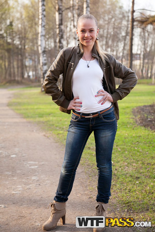 Милая Студентка Ханна Имеет Свой Первый Групповой Опыт С Друзьями-Парнями