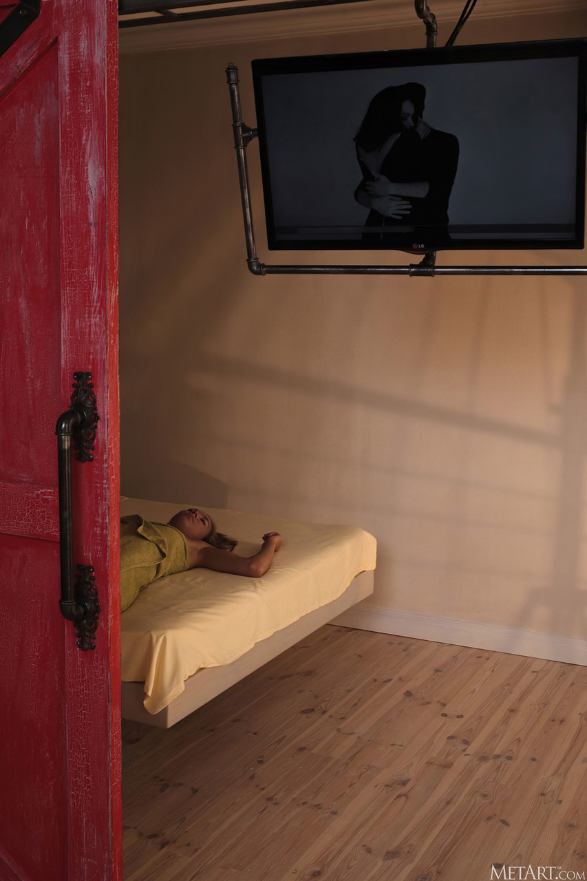 Met Art प्रस्तुत करता है Sheila Sun को एक गर्म कामुक फोटो शूट में