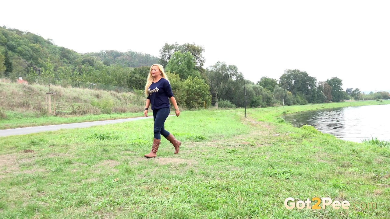 丰满金发女郎珍娜·拉芙丽蹲在路边的长椅旁撒尿