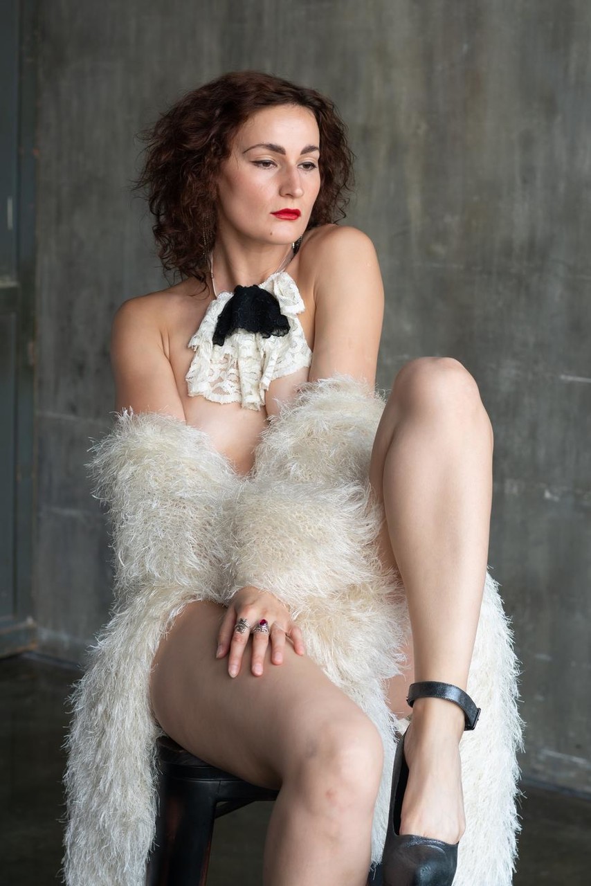 السيدة الهواة الجذابة أولغا M تُصوّر بمفردها في كعب عالٍ مثير