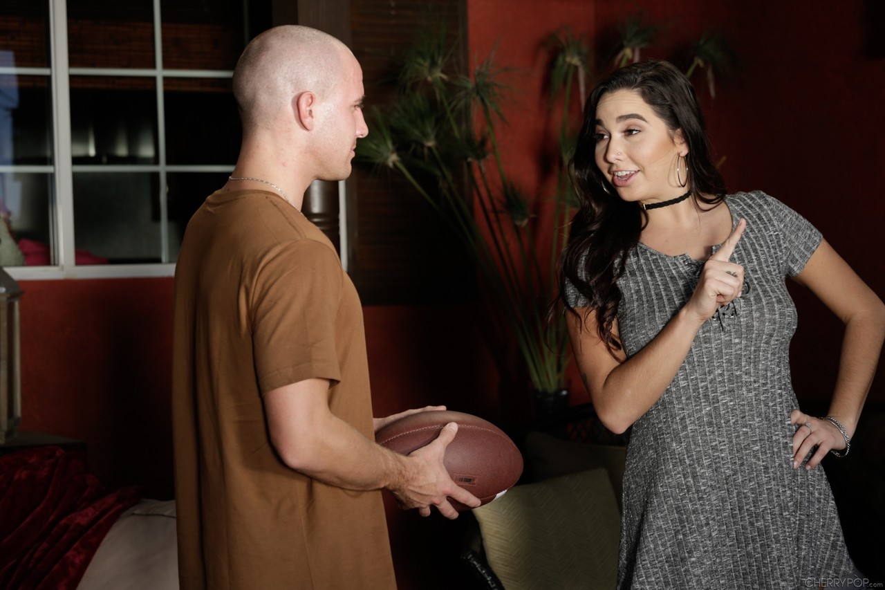 Karlee Grey Adolescente Suce Et Reçoit Du Sperme Sur Ses Gros Seins