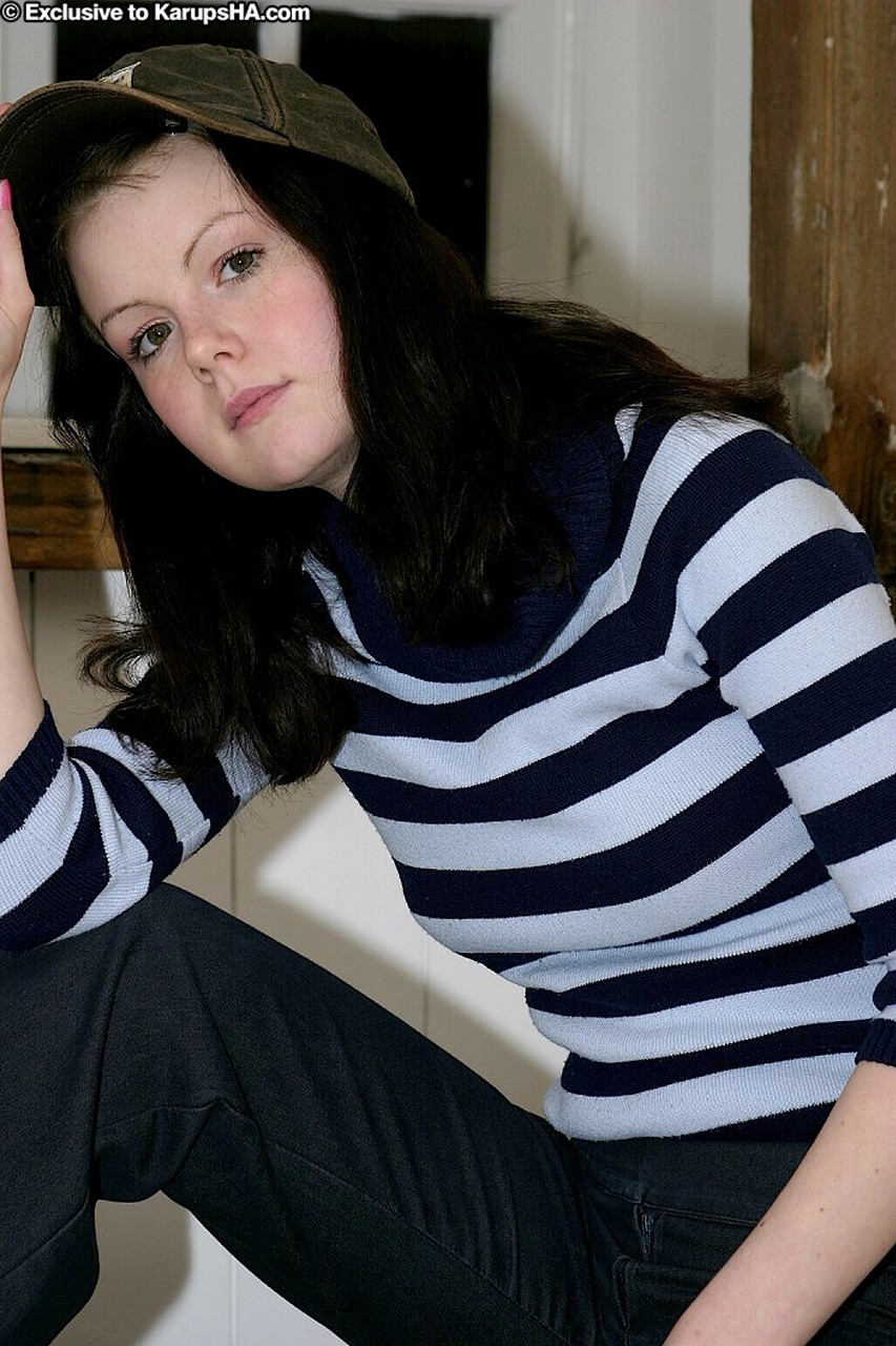 كلاير: مراهقة هاوة رقيقة تخلع ملابسها وتعرض مهبلها المقطوع