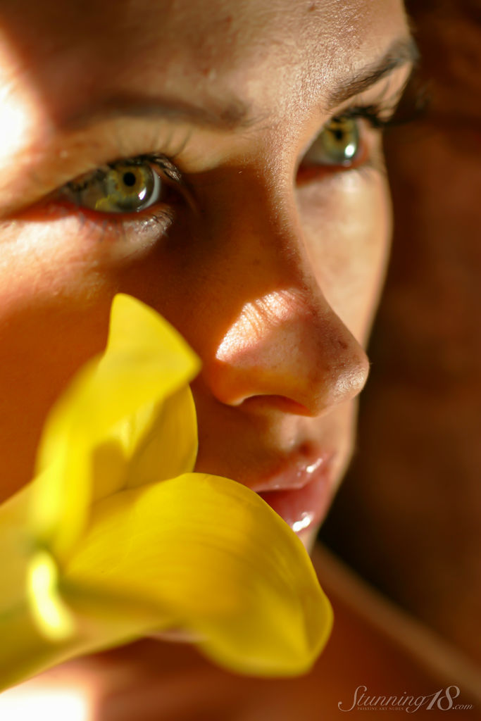 18 वर्षीय नग्न बेलांका फूल पकड़े ग्लैमर पोज़ में