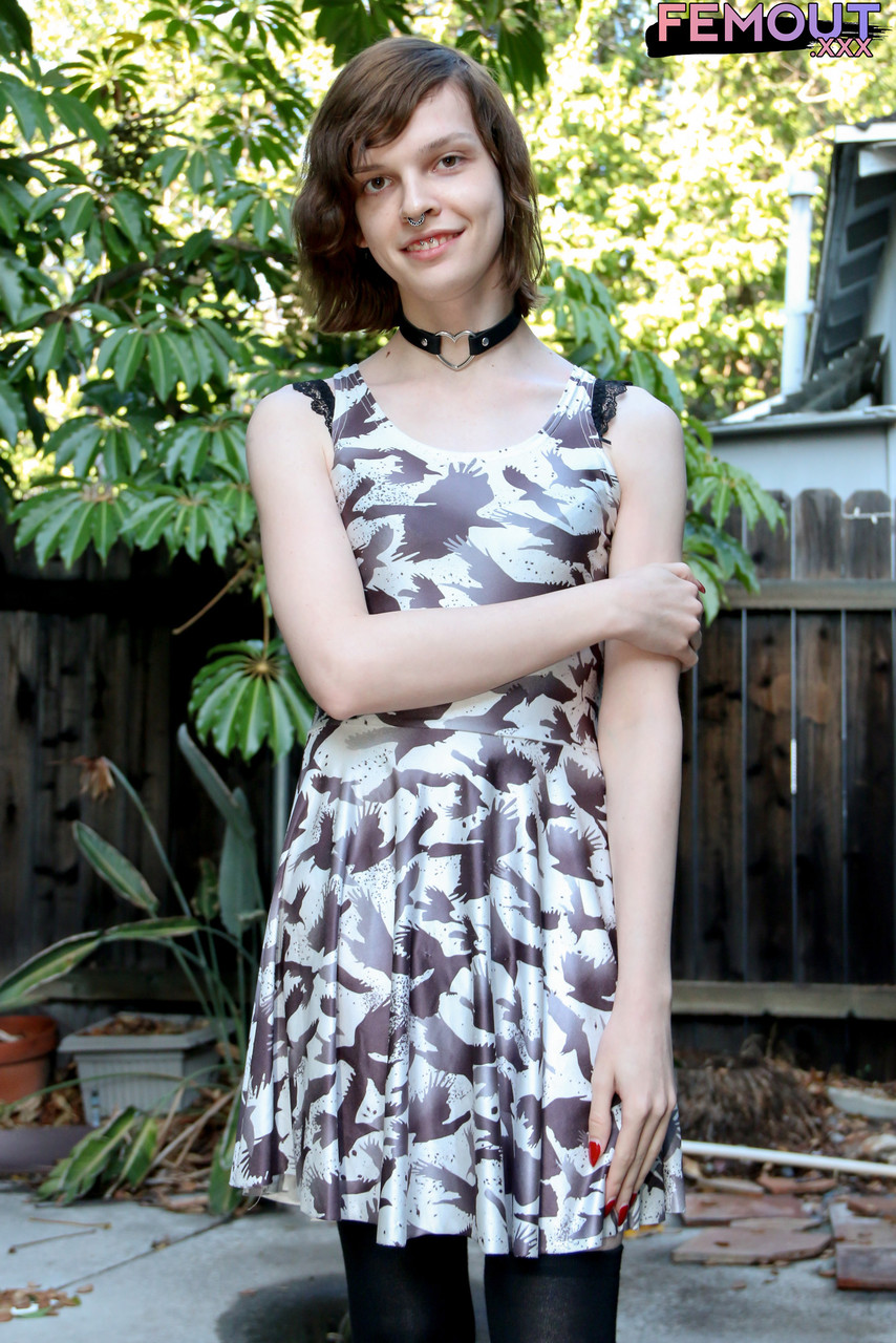 Брюнетка-Транс Красотка Анри Сингер Обнажает Тело И Трогает Член