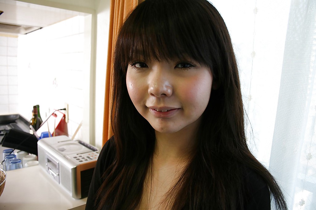 丰满亚洲女孩穿内衣和连裤袜脱衣并用震动棒刺激私处