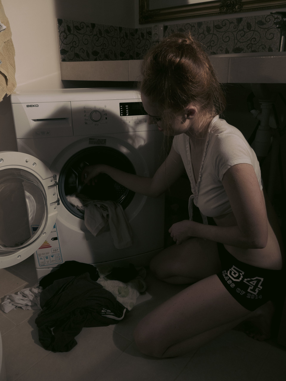 गर्म लड़की Jennet V स्पैन्डेक्स शॉर्ट्स उतारती है और लॉन्ड्री रूम में उंगली से चोदती है