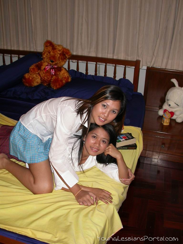 एशियाई शौक़ीन सेक्सी अंडरवियर में बिस्तर पर समलैंगिक सेक्स करते हैं