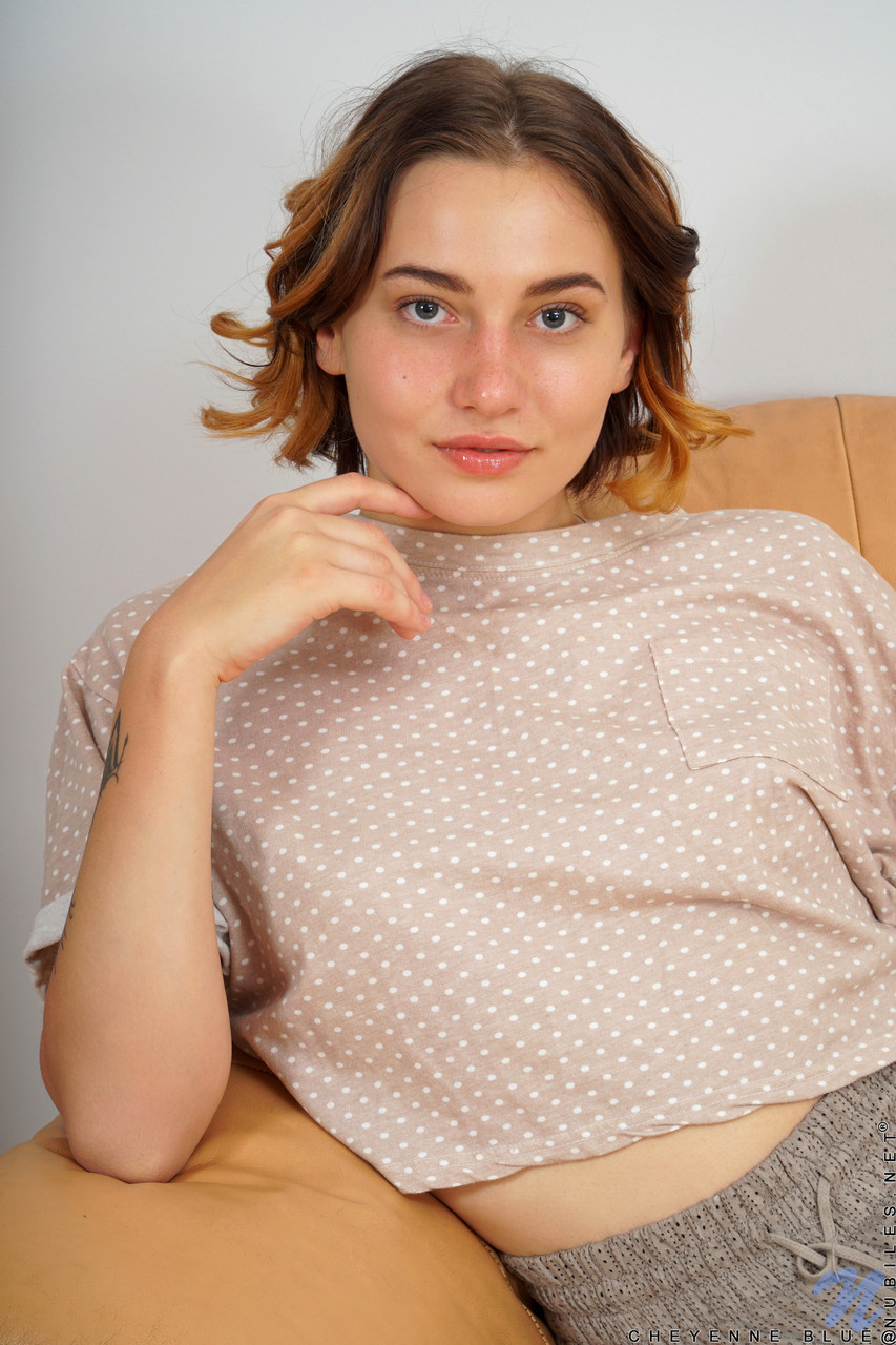 シェイエンブルー ロシア美女 がソファでおいしいマンスを指で弄ぶ