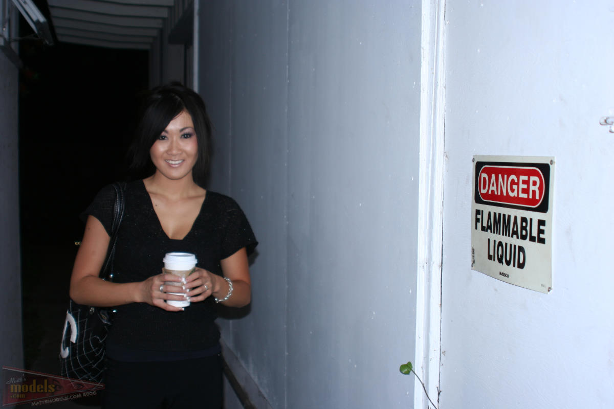 एशियाई पहली बार करने वाली ताया ब्रा और पैंटी में धूम्रपान करती है