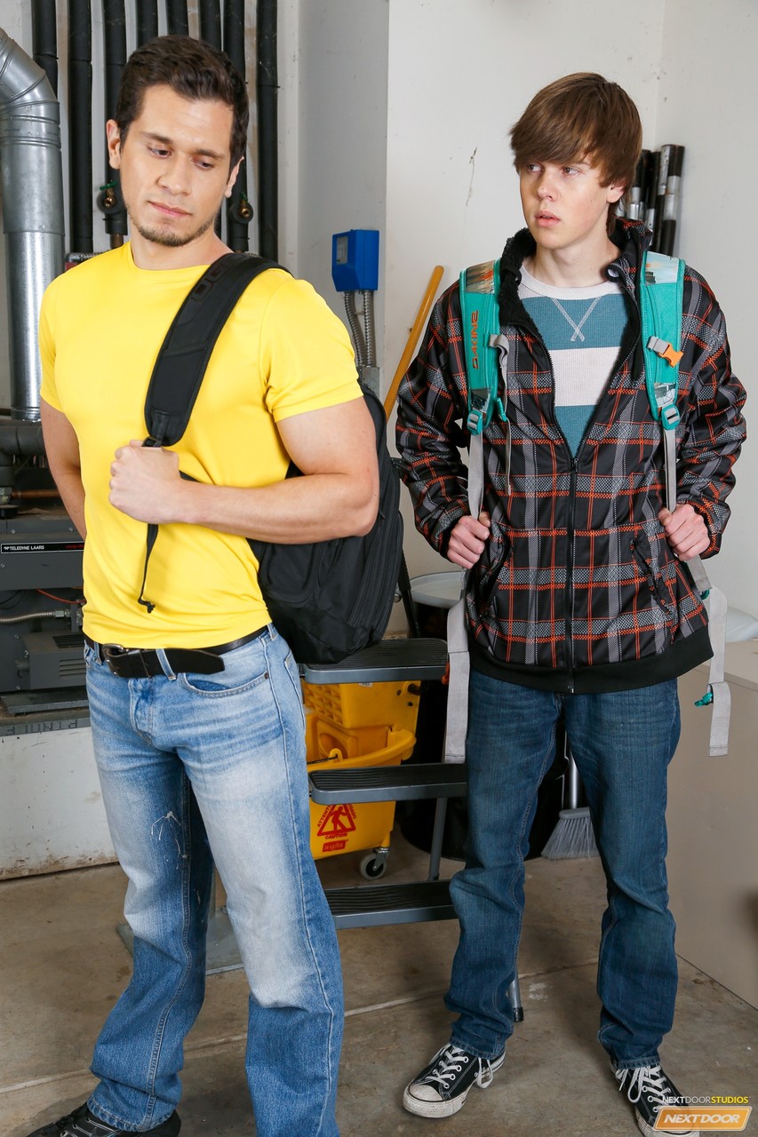 細い大学生トミー・ホワイトがゲイ恋人のデカチンをフェラ