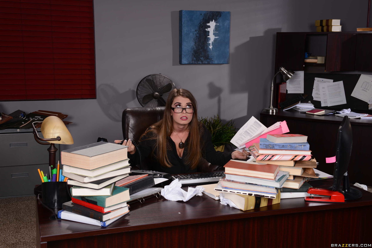 Bela Secretária Bunny Freedom Leva Lamber E Foder No Escritório