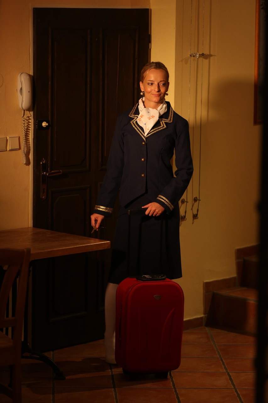 セクシーなスチュワーデスヴィクトリアピュアがセックスを楽しむ