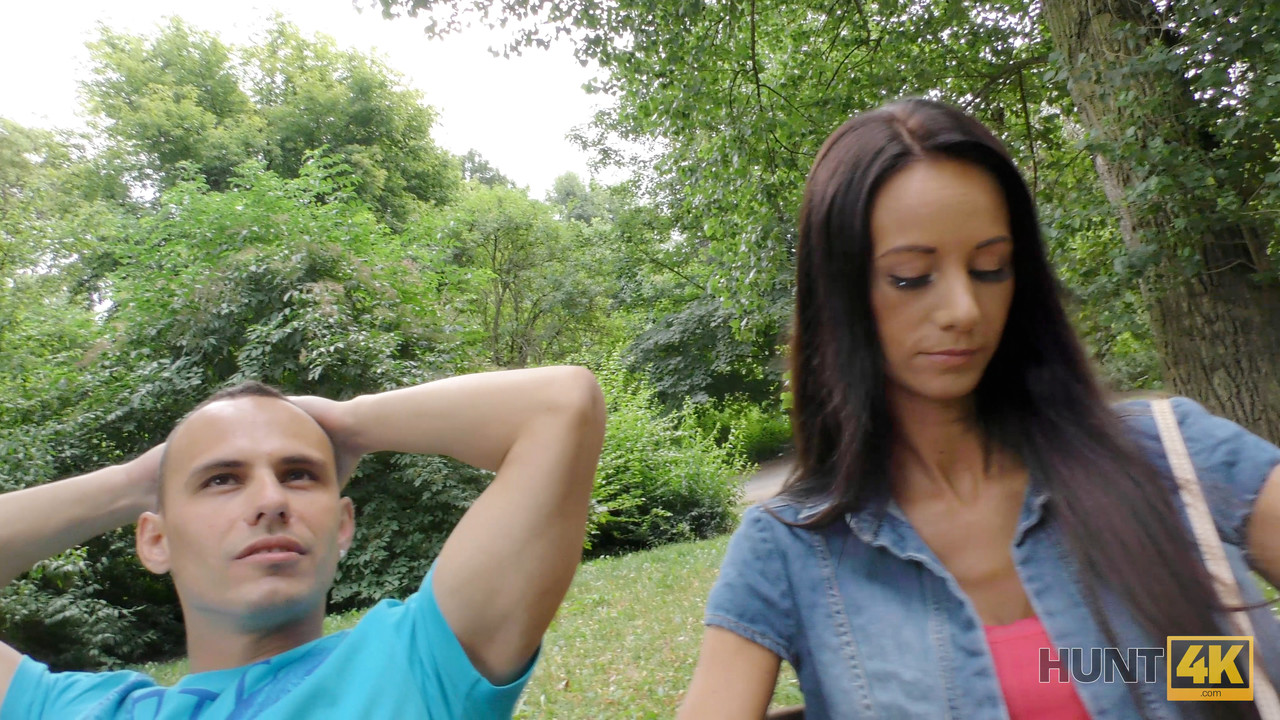 कक्कोल्ड अपनी सेक्सी गर्लफ्रेंड को सार्वजनिक रूप से चोदते और क्रीमपी होते देखता है