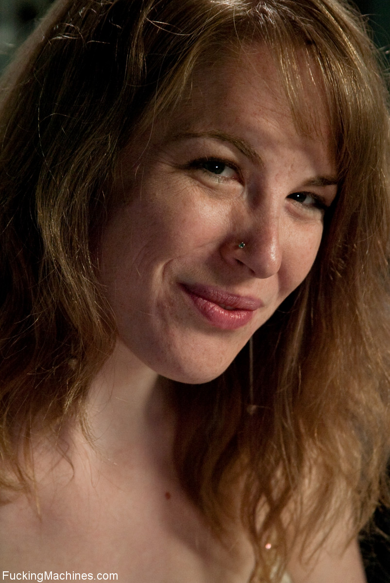 成熟女Eden Fairsea在狗爬式机器假阳具性交前自慰