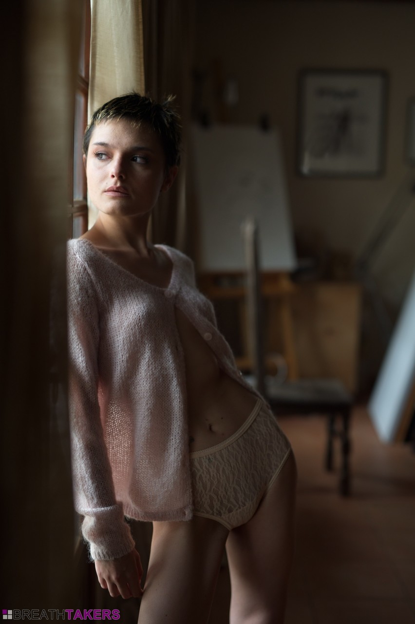 细女孩拥有短发的Caterina Foxy裸上身吸烟穿着内衣