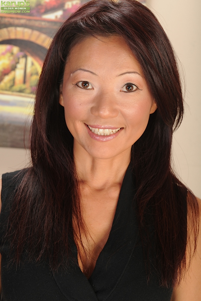 Hábil Milf Asiática Natsuko Kurosawa Fazendo Seu Próprio Prazer No Sofá