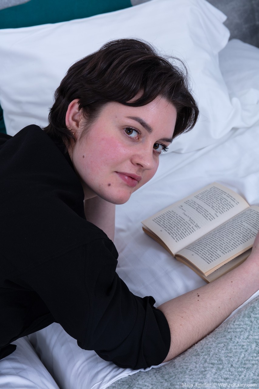 セクシーなブラUNET Maja Aguilar が服を脱いで、彼女の超フランフランマンコと遊ぶ