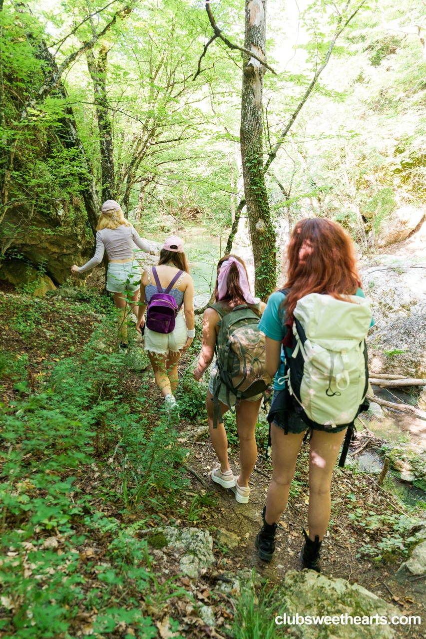 مراهقات مثليات يخلعن ملابسهن أثناء خروجهن في نزهة ويتسلى