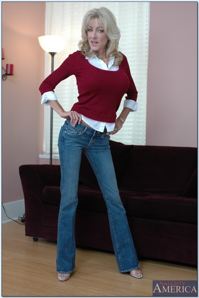 Mince Mûre Blonde Demi Dantric Se Fait Manger La Chatte Percée Et Baiser