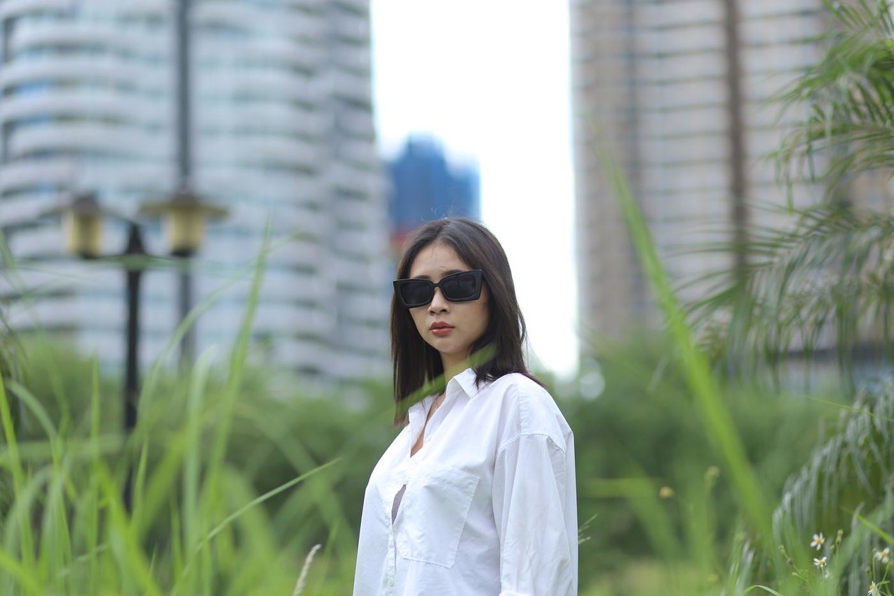 الفتاة الآسيوية الجميلة روزي نهاتلي تتصور في الأماكن العامة مرتدية قميصًا أبيض وشورتًا