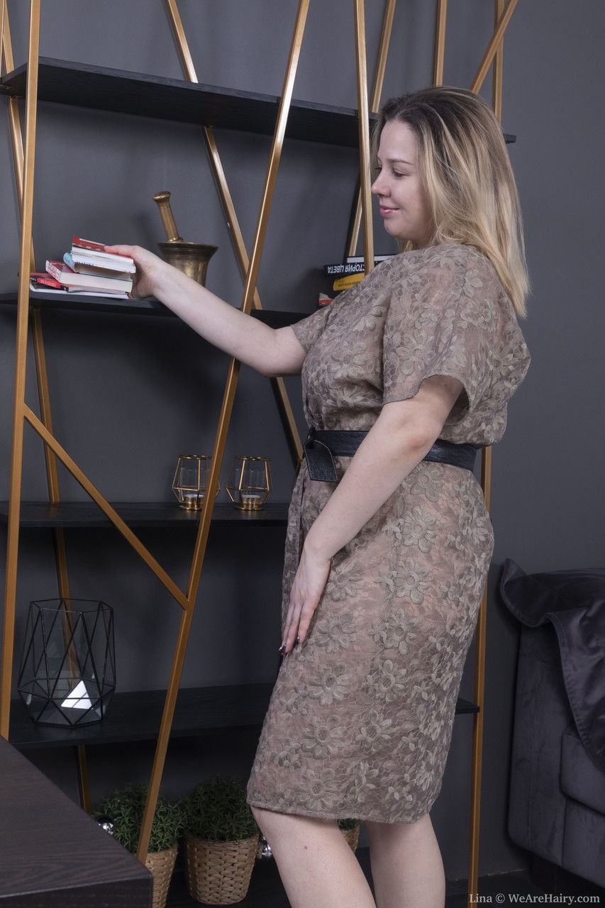 Rubia Gordita Con Gran Trasero Lina Se Desviste Y Juega Con Sus Juguetes En Su Monte De Venus Peludo