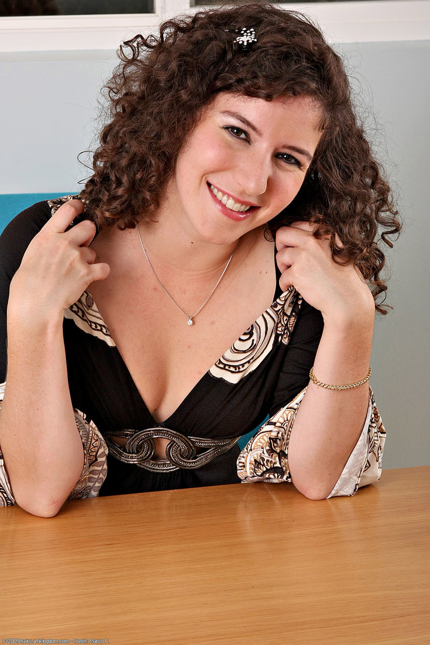 卷发黑发少女萨蒂瓦·维尔蒂展示她的大奶和毛茸茸的阴道