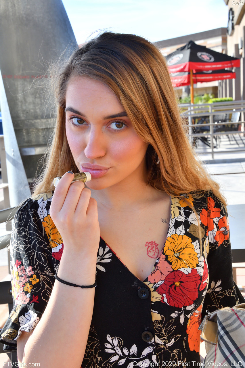 ग्लैमर बेब सीरा ड्रेस और हील्स में सेक्सी त्वचा दिखाने के लिए स्ट्रिप करती है