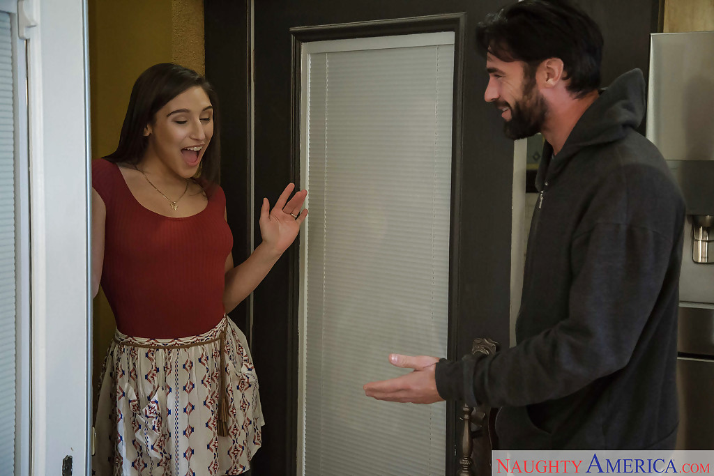 性感色情明星阿贝拉·危险在厨房餐桌上挑逗丈夫