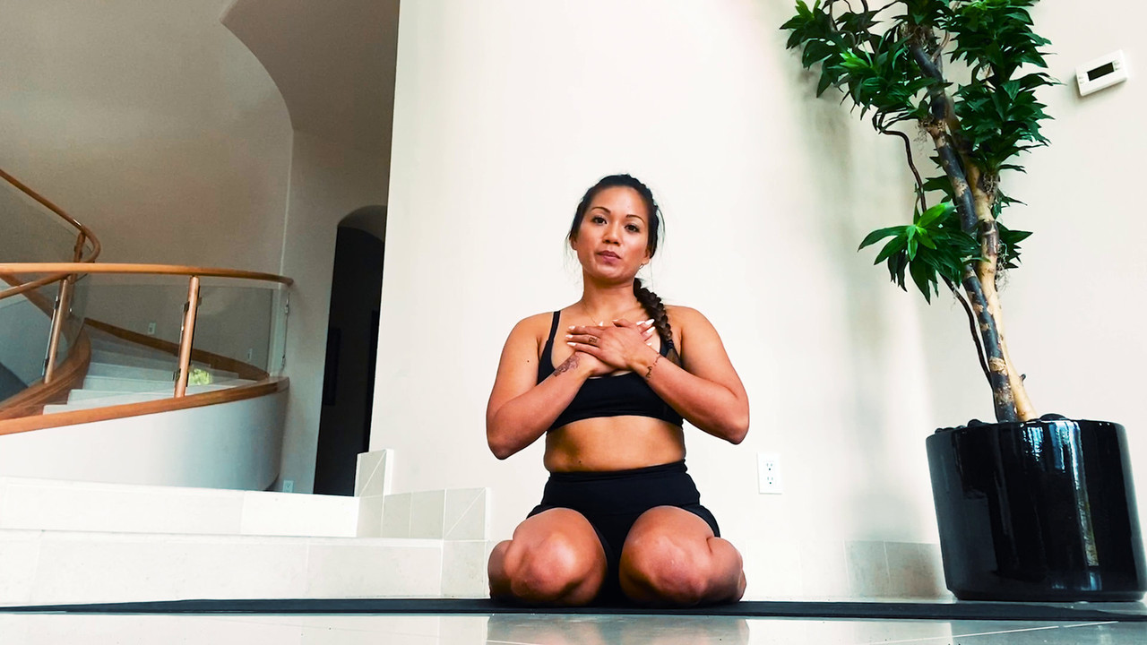 アマチュア美女ラナ・ヴァイオレットがヨガ中に丸裸で巨尻を披露