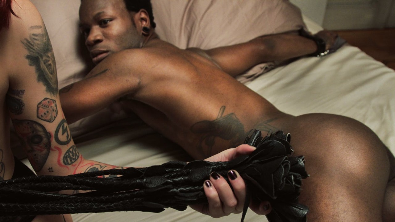 被绑在床上的黑人奴隶被红发女支配希尔维娅·鲁比鞭打