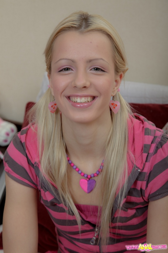 新鮮な金髪の少女が後ろの穴から精液を滴らしている